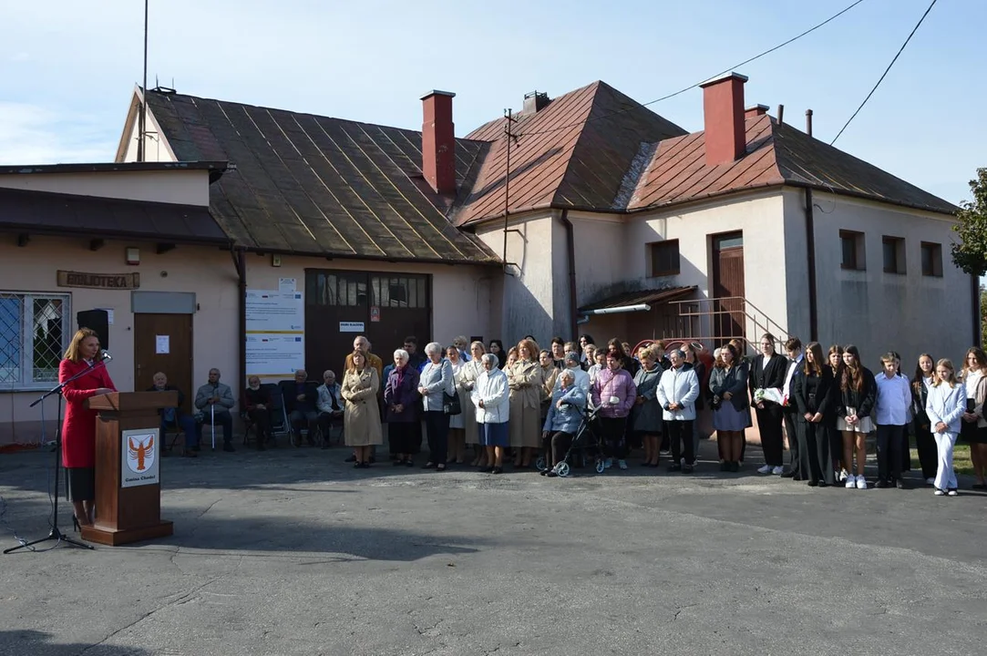 Uroczystość odłonięcta tabicy pamiątkowej poświęconej chodelskim Żydom zamrodowanym podczas akcji „Reinhardt”