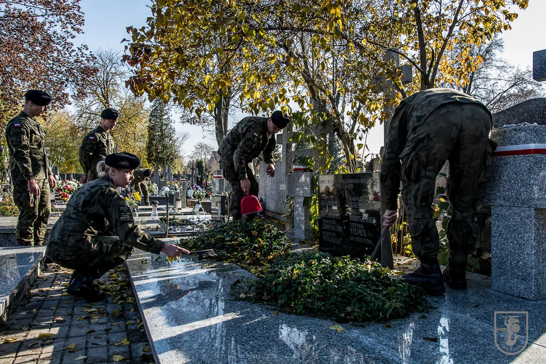 Żołnierze 1. Warszawskiej Brygady Pancernej uprzątnęli groby poległych bohaterów