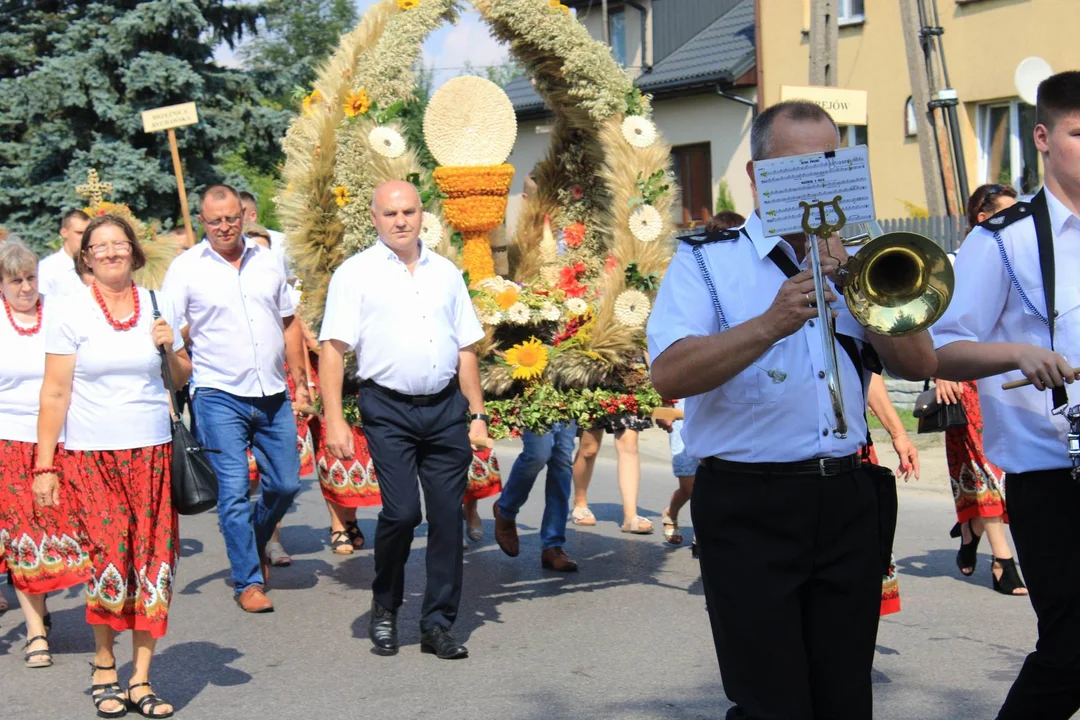 Przemarsz korowodu dożynkowego w Niedźwiadzie (zdjęcia) - Zdjęcie główne