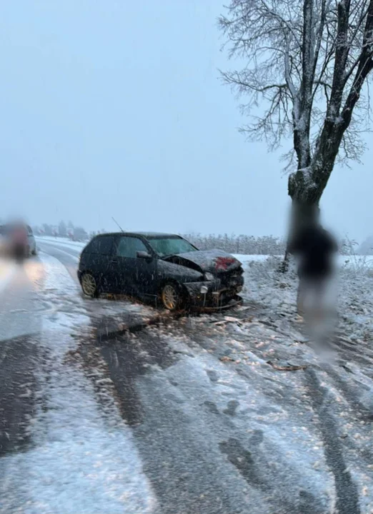 Województwo lubelskie: Zima na drogach. Zderzyły się dwa samochody - Zdjęcie główne