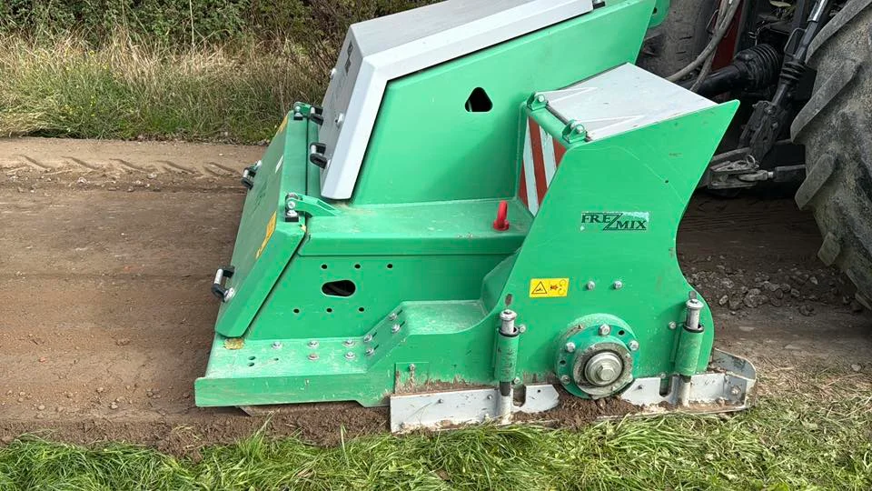 Recykler w akcji. Trwa renowacja dróg tłuczniowych w gminie Wąwolnica
