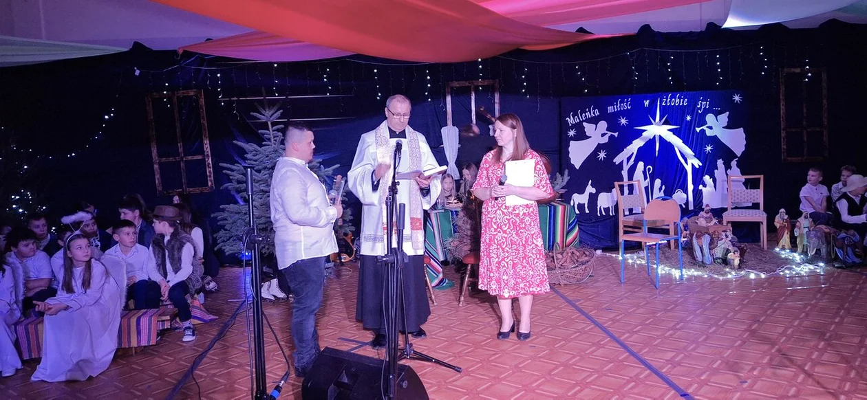 WIECZÓR KOLĘD I PASTORAŁEK SP W STRZYŻEWIE 10-01-2025R ZDJ.J. KRYCZKA CZ. 1