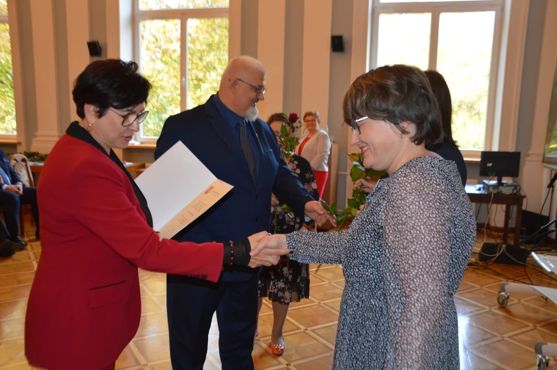 Nagrody i awanse na Dzień Nauczyciel w Starostwie Powiatowym w Puławach