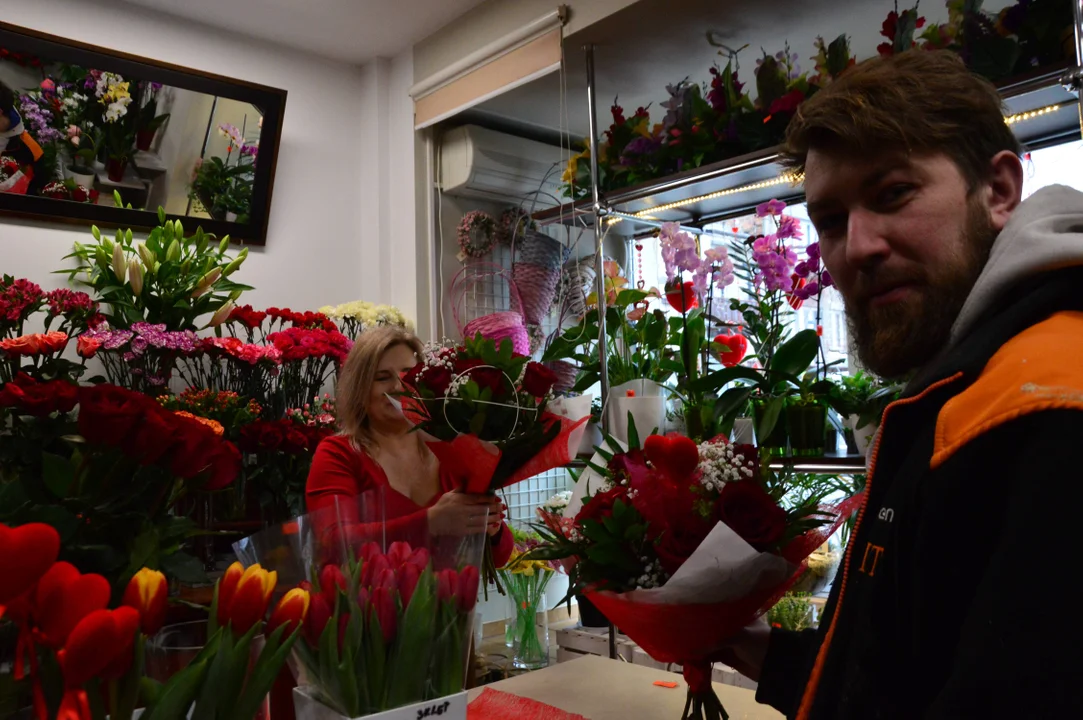 Walentynkowy zawrót głowy. W radzyńskich kwiaciarniach dzisiaj króluje kolor czerwony - Zdjęcie główne