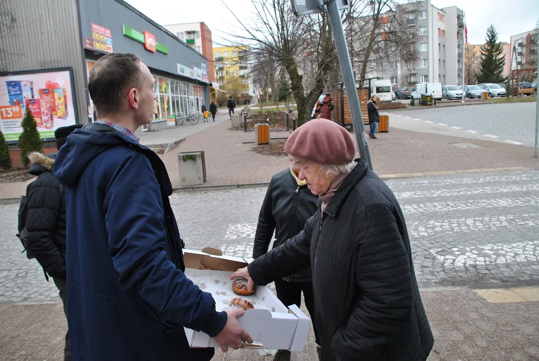 Radny Michał Kramek rozdawał dziś w Poniatowej pączki