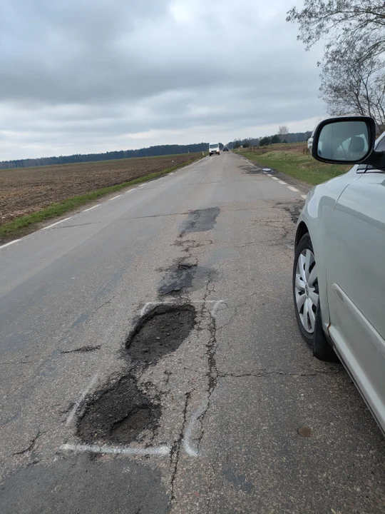 Droga 807 w gminie Wola Mysłowska. Teraz łatają dziury, ale ma być głęboki remont