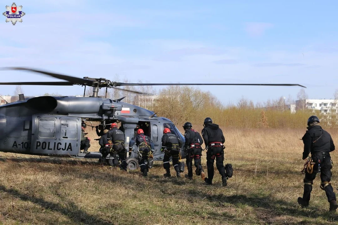 Ćwiczenia z policyjnym śmigłowcem. Swoje umiejętności przetestowali lubelscy kontrterroryści