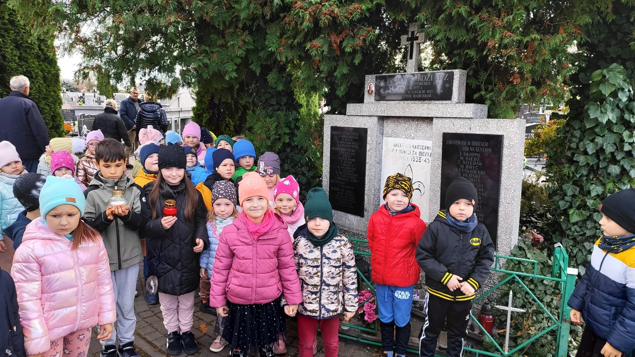 Przedszkolaki z łukowskiej Jedynki z wizytą na cmentarzu