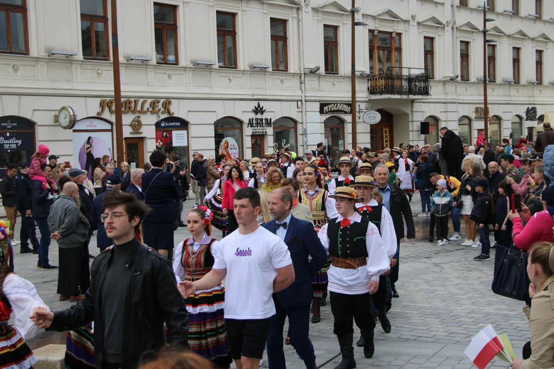 Obchody 3 maja w Lublinie. Mieszkańcy zatańczyli wspólnie Poloneza