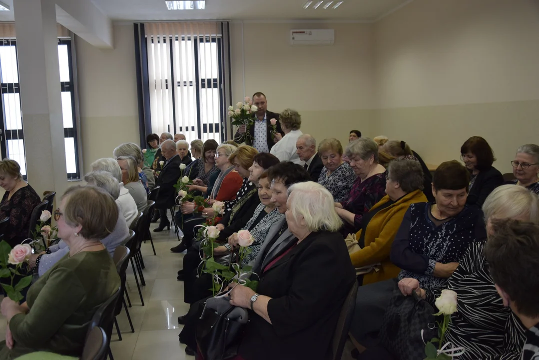 Spotkanie emerytowanych nauczycieli z ZNP (zdjęcia) Róże od wójta, odznaczenia i występ uczniów ze Stanina. - Zdjęcie główne