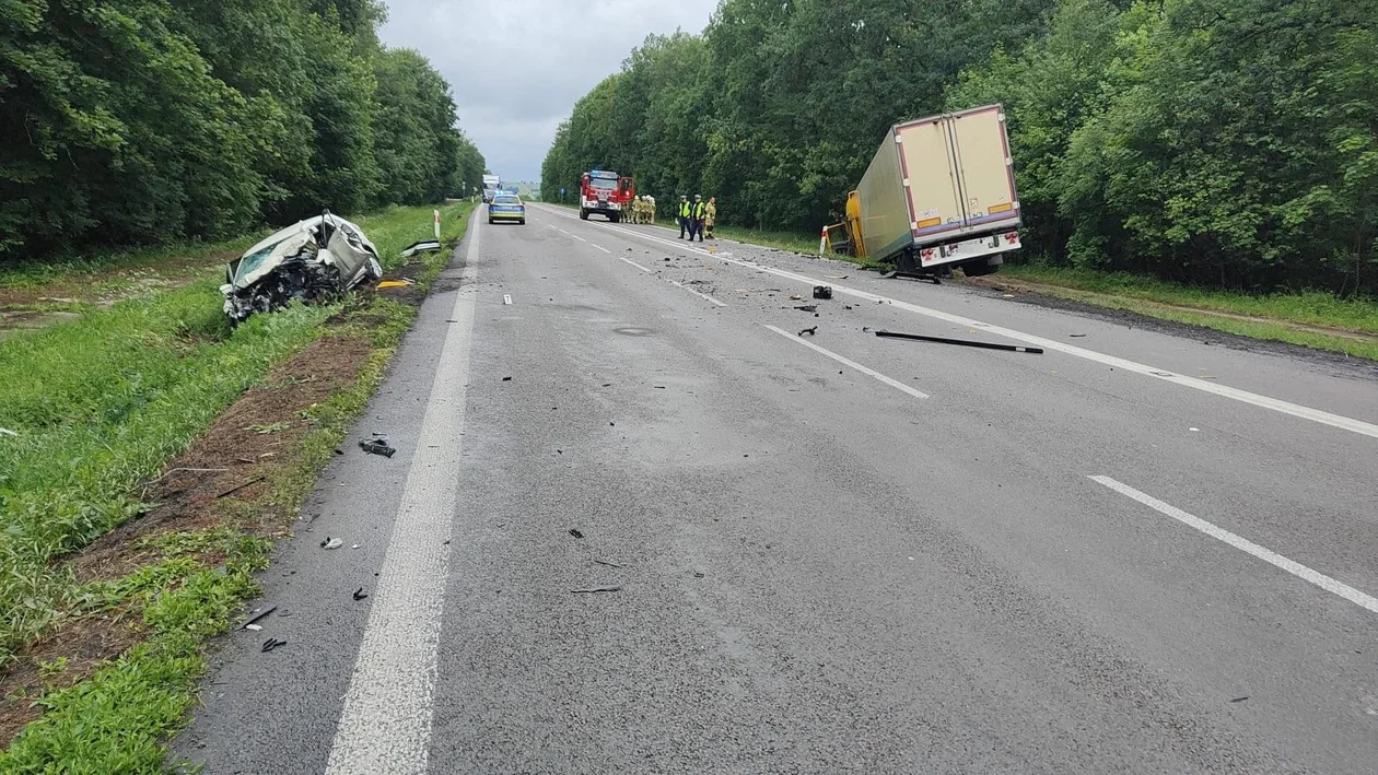 Lubelskie: "Czołówka" osobówki i ciężarówki na krajowej 17-stce. Jedna osoba ranna