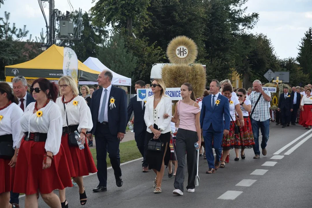 Dożynki Powiatowe w Drelowie 2023. Korowód i prezentacja wieńców