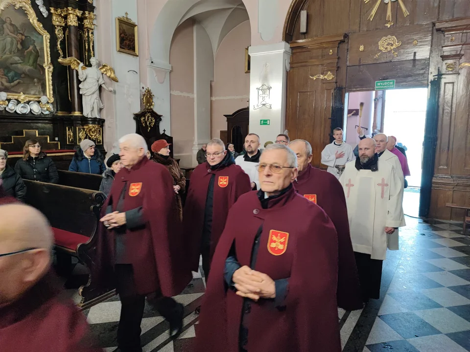 Biskup Grzegorz Suchodolski odwiedził Parafię Podwyższenia Krzyża Św. Ingres Biskupa z plebanii do kościoła i msza święta
