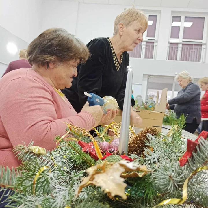 Seniorzy z gminy Trzebieszów zrobili świąteczne stroiki