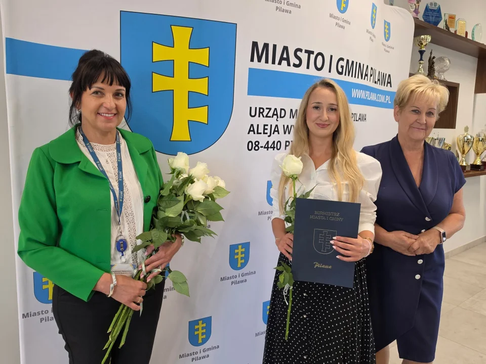 Dziesięć nauczycielek z gminy Pilawa z ważnym zawodowym awansem. Były gratulacje, ślubowanie i róże - Zdjęcie główne