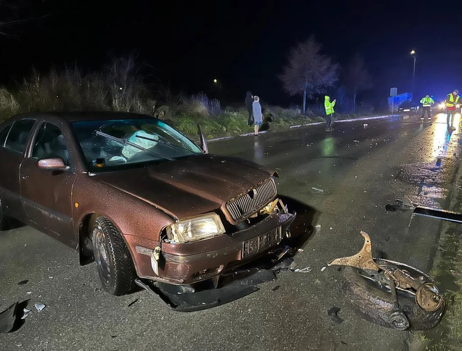 Wypadek w Starym Pożogu. Jedna osoba w szpitalu - Zdjęcie główne