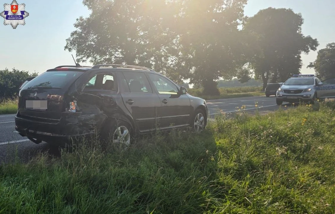 Lubelskie: Chwila nieuwagi na DK17. Mercedes uderzył w dwa auta