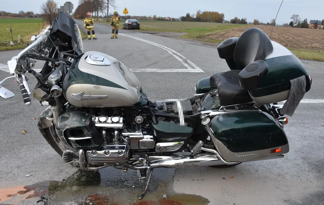 Powiat radzyński: Skręcając, doprowadził do wypadku. Motocyklista w szpitalu