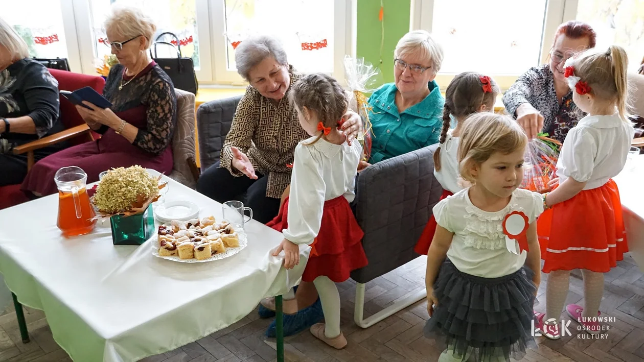 Uniwersytet Trzeciego Wieku i przedszkole nr 2 wspólnie obchodzili święto 11 listopada