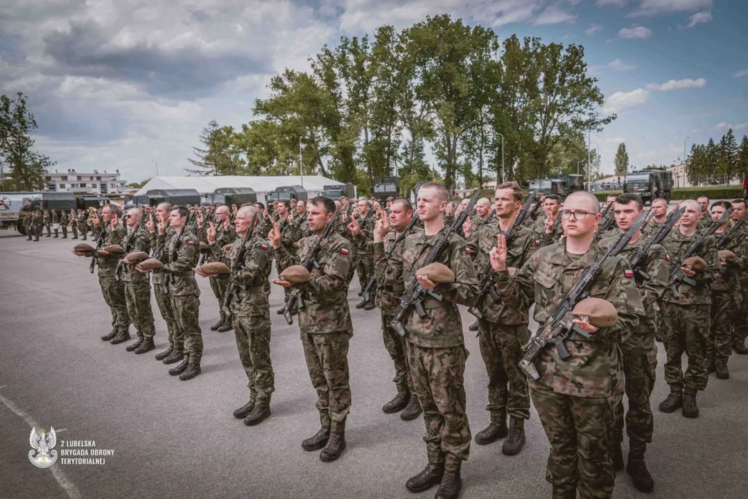 Lublin: Nowi terytorialsi złożyli uroczystą przysięgę wojskowa. Wśród nich matka i syn