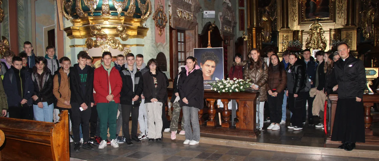 Młodzież adoruje relikwie błgosławionego Carlo Acutisa. Modlitwy w bazylice św. Anny w Lubartowie (zdjęcia) - Zdjęcie główne