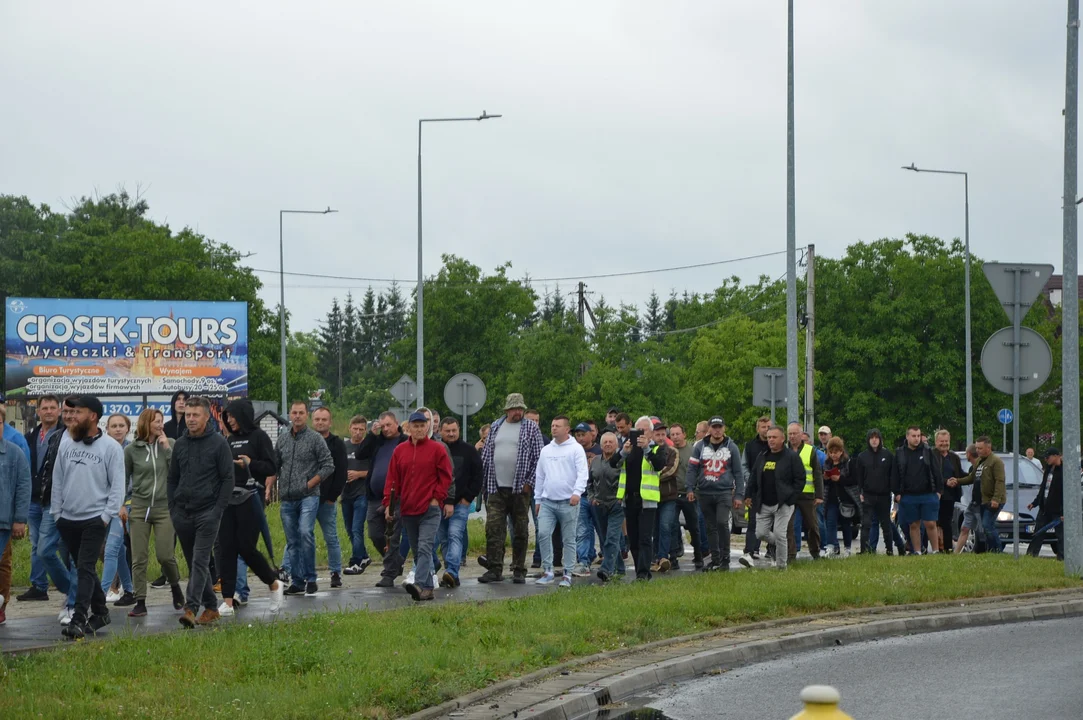 Protest producentów malin w Opolu Lubelskim. Dzień drugi