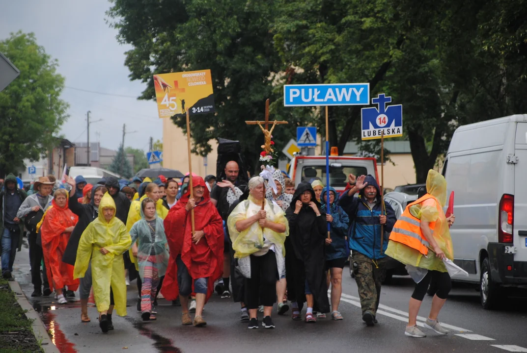 Opole Lubelskie: Pielgrzymi opuścili już miasto. Szli w deszczu (ZDJĘCIA) - Zdjęcie główne