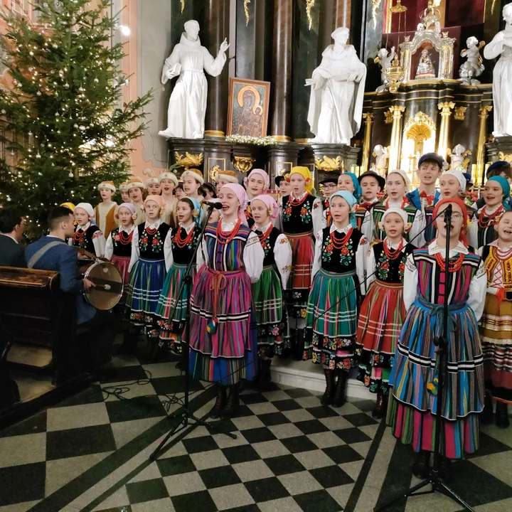 ŁUKÓW „Łukowiacy” kolędowali w parafiach. Wspaniałe koncerty i oprawa mszy św.