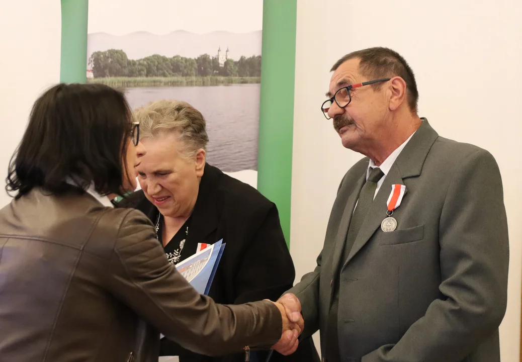 Żelechów: Jadwiga i Ryszard Szelążek otrzymali Srebrne medale "Za zasługi dla obronności kraju"