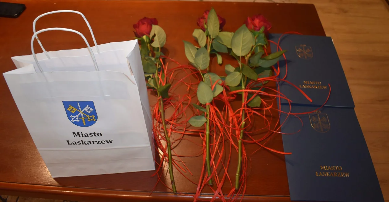 Rafał Agnieszczak odebrał list gratulacyjny od burmistrza Łaskarzewa