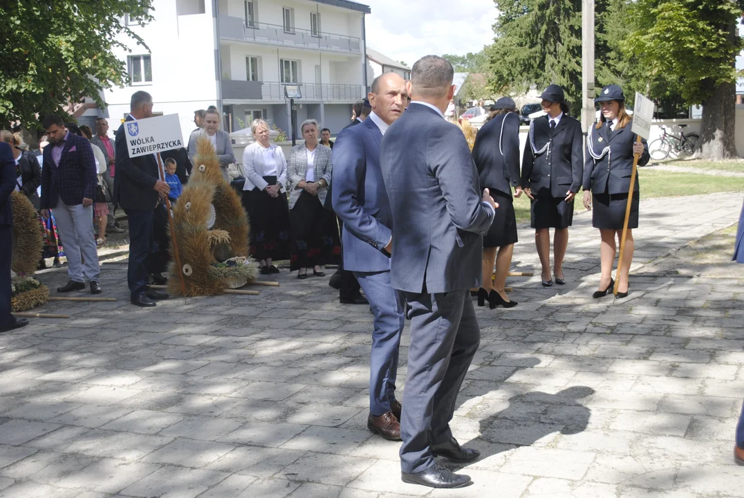 Dożynki w Sernikach - msza i korowód