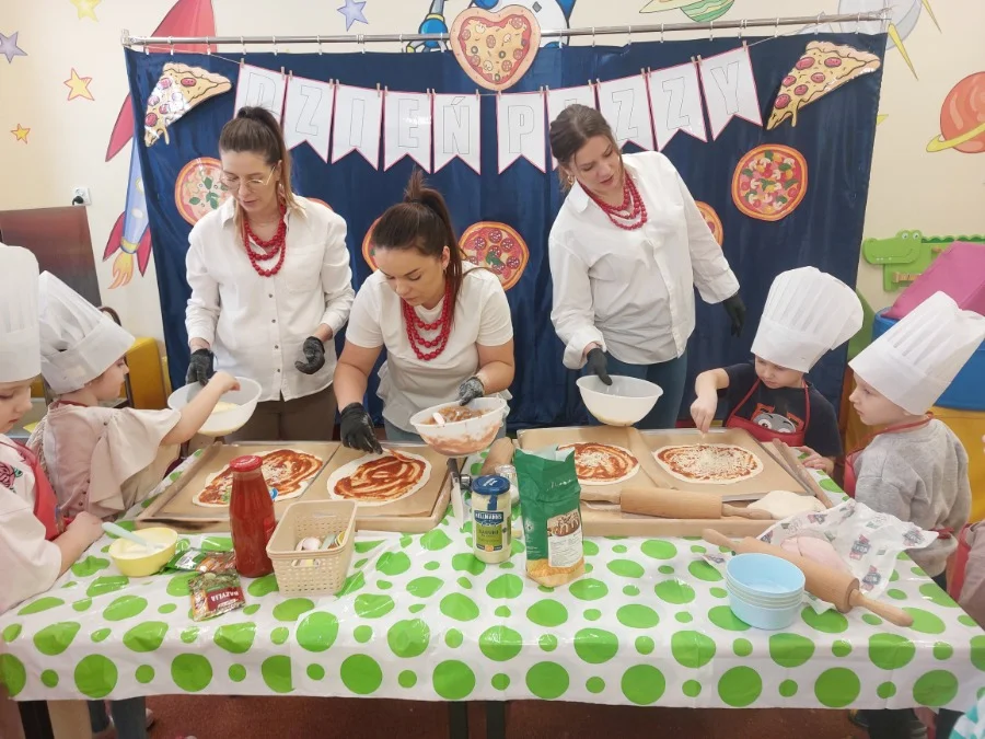 Maestria ciasta i sosu. Przedszkolny Dzień Pizzy w Dębowicy (zdjęcia) - Zdjęcie główne