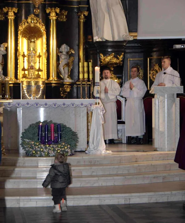 Biskup Grzegorz Suchodolski odwiedził Parafię Podwyższenia Krzyża Św. Ingres Biskupa z plebanii do kościoła i msza święta