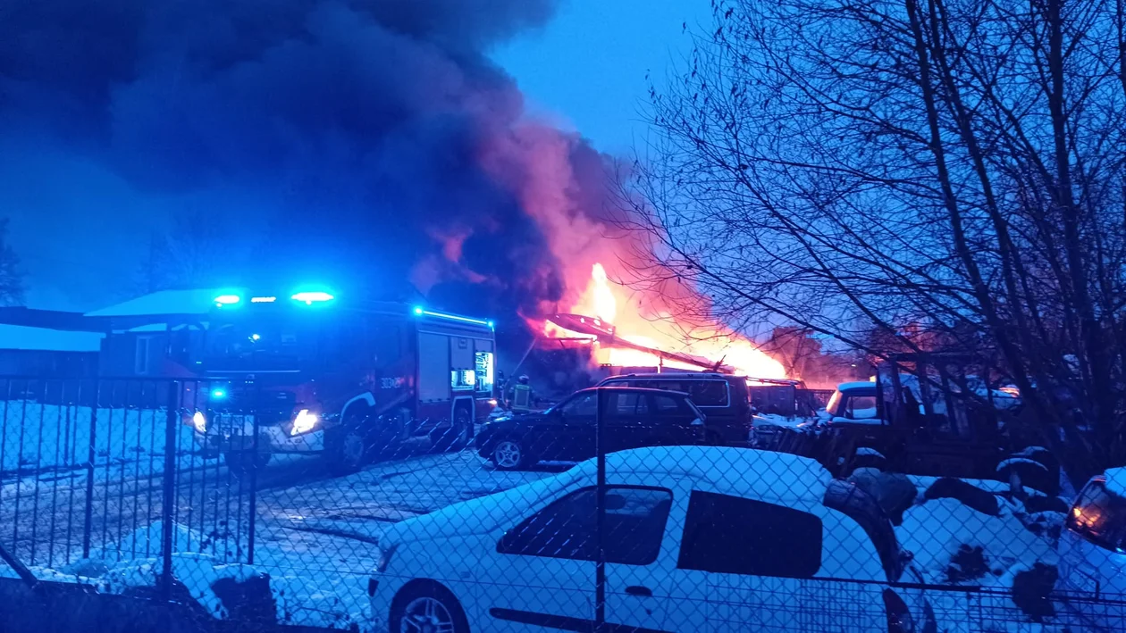 [PILNE] Lublin-Łęczna. Pożar budynku mieszkalnego, w którym mieszkają uchodźcy z Ukrainy. Utrudnienia na drodze krajowej nr 82 [ZDJĘCIA] - Zdjęcie główne