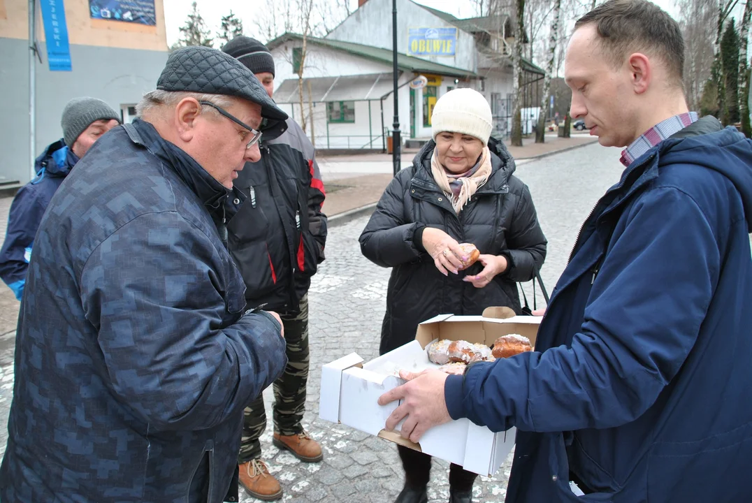 Radny Michał Kramek rozdawał dziś w Poniatowej pączki