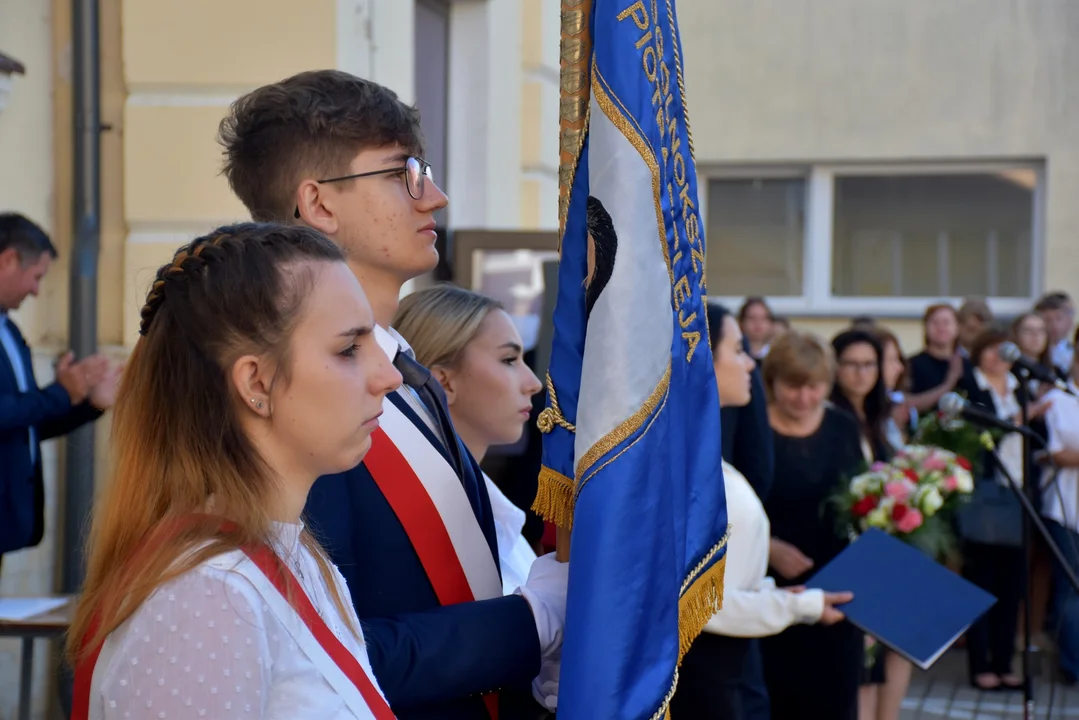 Rozpoczęcie roku szkolnego w II LO w Lubartowie. Zastępca burmistrza na uroczystości (zdjęcia) - Zdjęcie główne