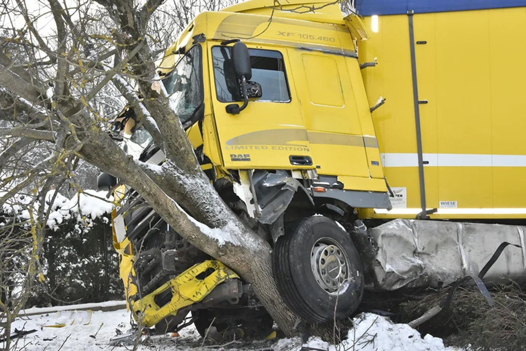 Biała Podlaska: Osobówka zderzyła się z ciężarówką, DAF uderzył w płot. Jedna osoba w szpitalu