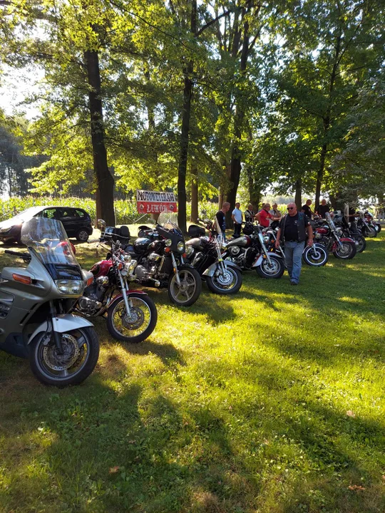 Motoweterani na obchodach Święta Wojska Polskiego
