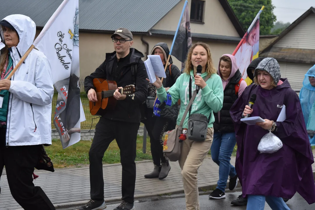 Nie przestraszył ich deszcz. Pielgrzymowali do św. Antoniego (foto) - Zdjęcie główne