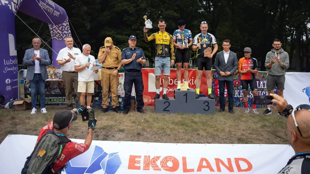 Zamojscy policjanci nieźle kręcą (foto) - Zdjęcie główne