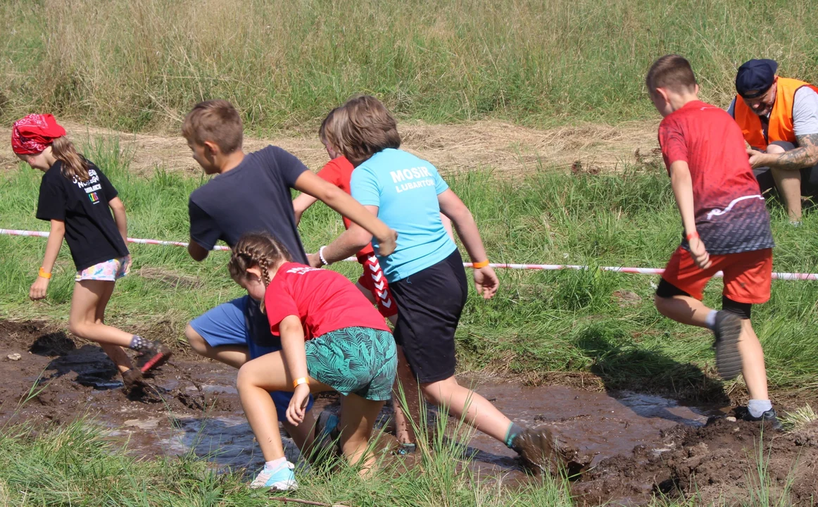 Dzieci biegały przez błoto i czołgały się w piachu. W Lubartowie trwa Run Wieprz River (zdjęcia) - Zdjęcie główne