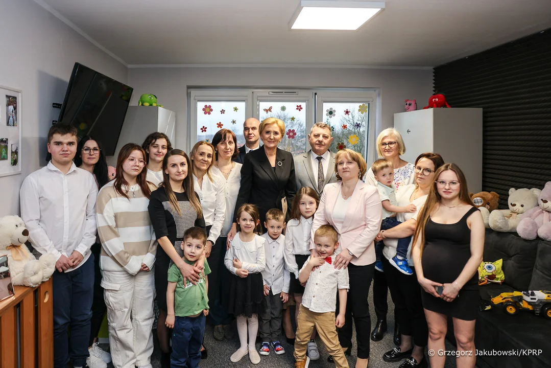 Pierwsza Dama Agata Kornhauser- Duda odwiedziła Dom Dziecka w Adamowie! (zdjęcia) Wspólne czytanie i mnóstwo radości - Zdjęcie główne