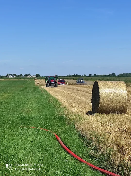 Pożar prasy belującej oraz zboża w Krzówce. Interweniowali strażacy