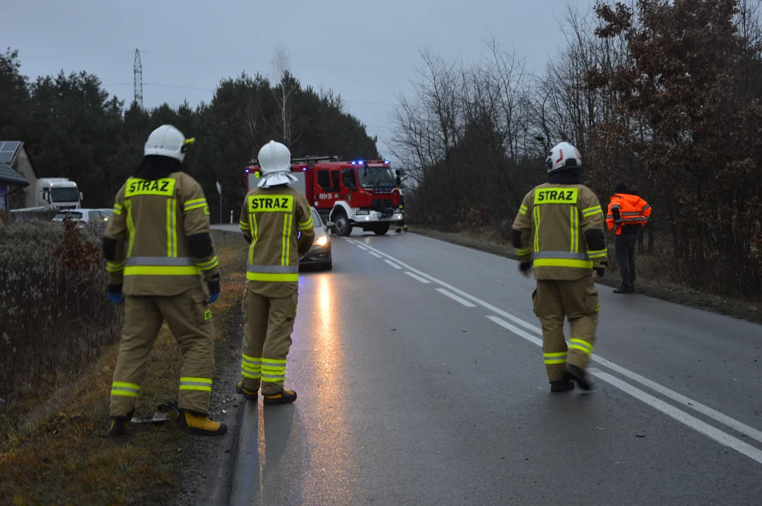 Czołowe zderzenie samochodów w Dąbrowie Wronowskiej