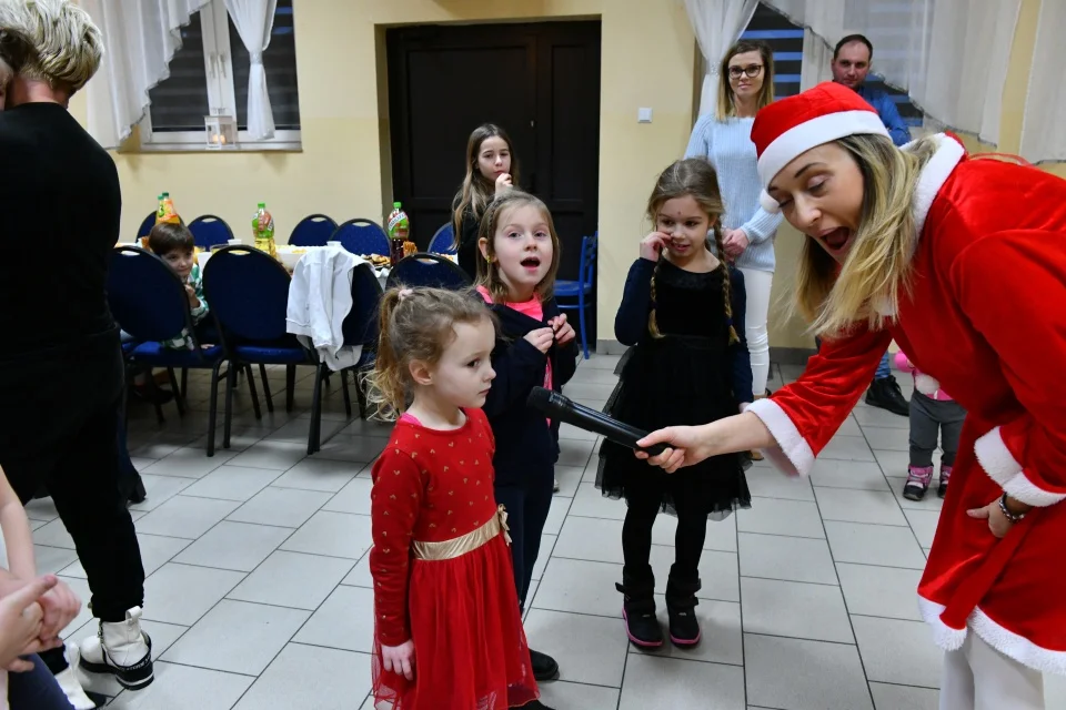 Zabawa choinkowa w Jeziorach (zdjęcia). Było też spotkanie z Mikołajem. - Zdjęcie główne