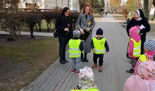 Przedszkolaki z Przedszkola Sióstr Nazaretanek  obdarowały mieszkanki Łukowa kwiatami - Zdjęcie główne