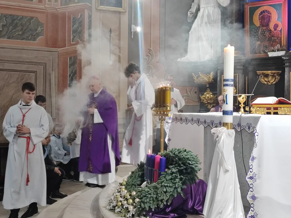Biskup Grzegorz Suchodolski odwiedził Parafię Podwyższenia Krzyża Św. Ingres Biskupa z plebanii do kościoła i msza święta