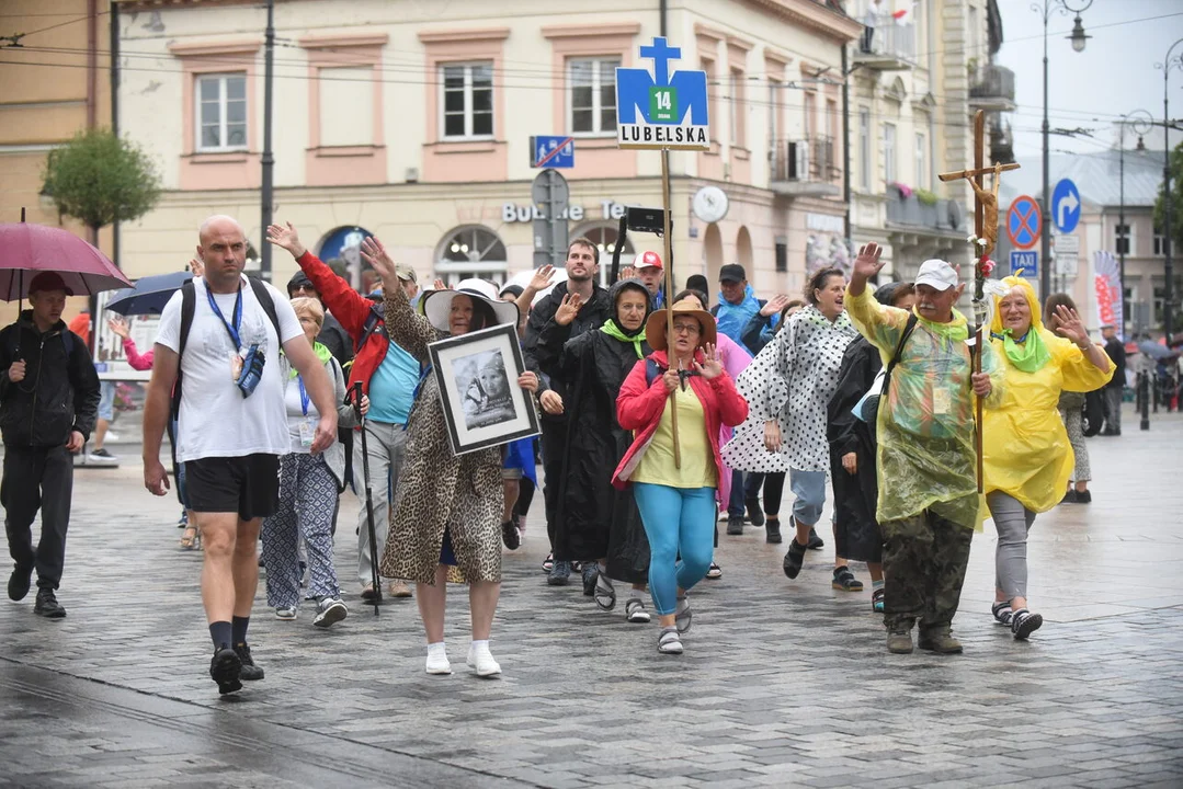 W strugach deszczu wyruszyli na Jasną Górę. Rozpoczęła się pielgrzymka lubelska [ZDJĘCIA CZ. 1] - Zdjęcie główne