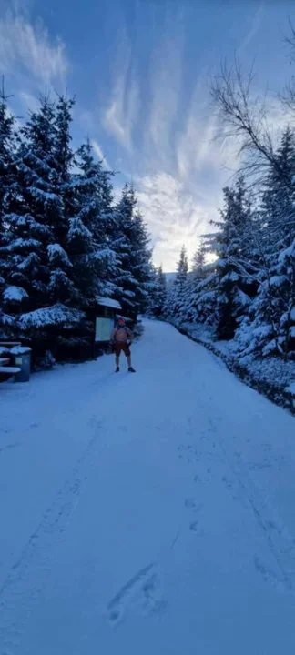 Pan Artur w czapce i krótkich spodenkach zdobył Śnieżne Kotły i Szrenicę. "Mamy w Miastkowie ludzi, którzy inspirują nawet zimą!"