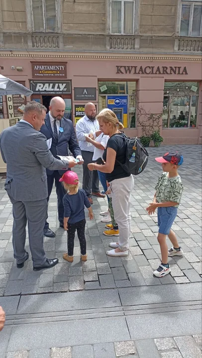 Kwiaty Wołynia w Lublinie. Akcja Konfederacji w 80. rocznicę rzezi wołyńskiej [ZDJĘCIA] - Zdjęcie główne